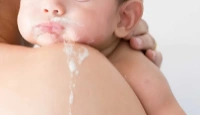 Trẻ sơ sinh nôn trớ ngay sau khi bú do đâu? Mách mẹ cách khắc phục